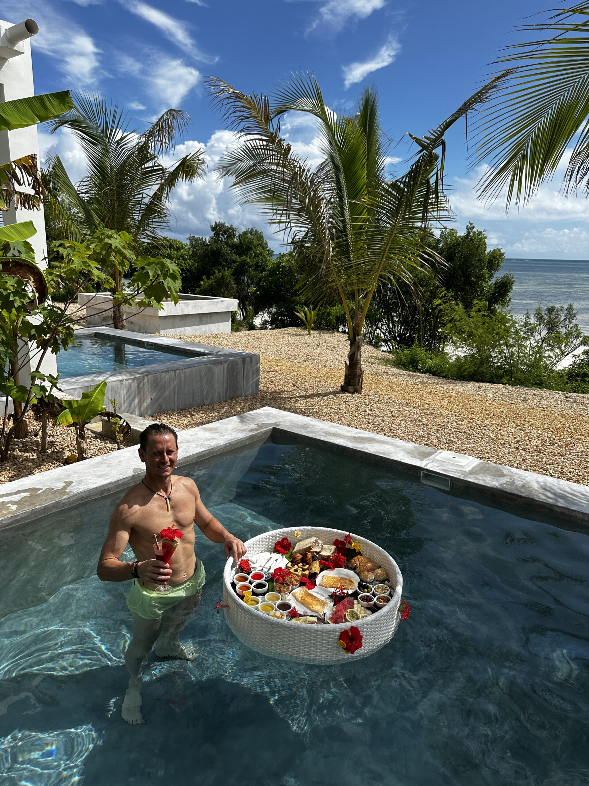 Floating breakfast in het zwembad Zanzibar