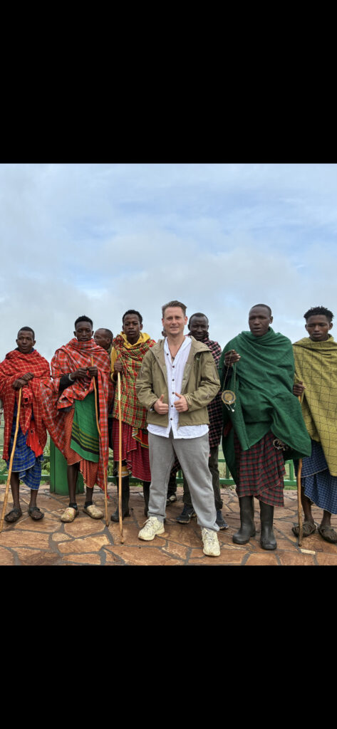 Hernan met Masai krijgers in Tanzania — avonturier en reisblogger Tanzania Verhalen