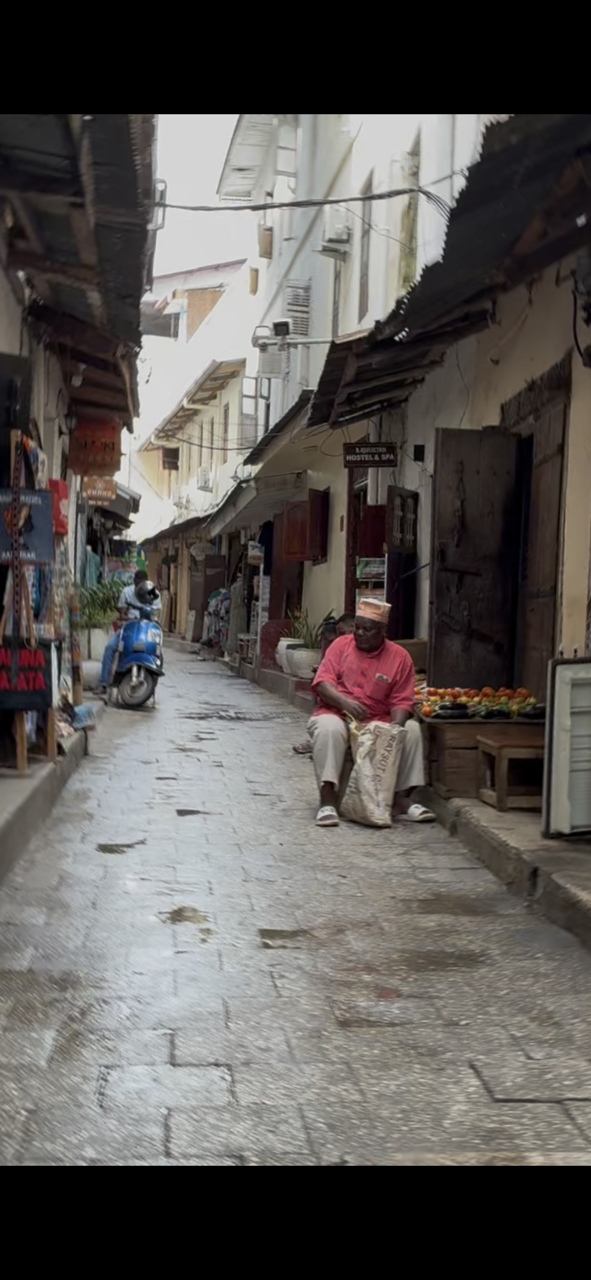 Sfeervolle straat met man in Stone Town Zanzibar
