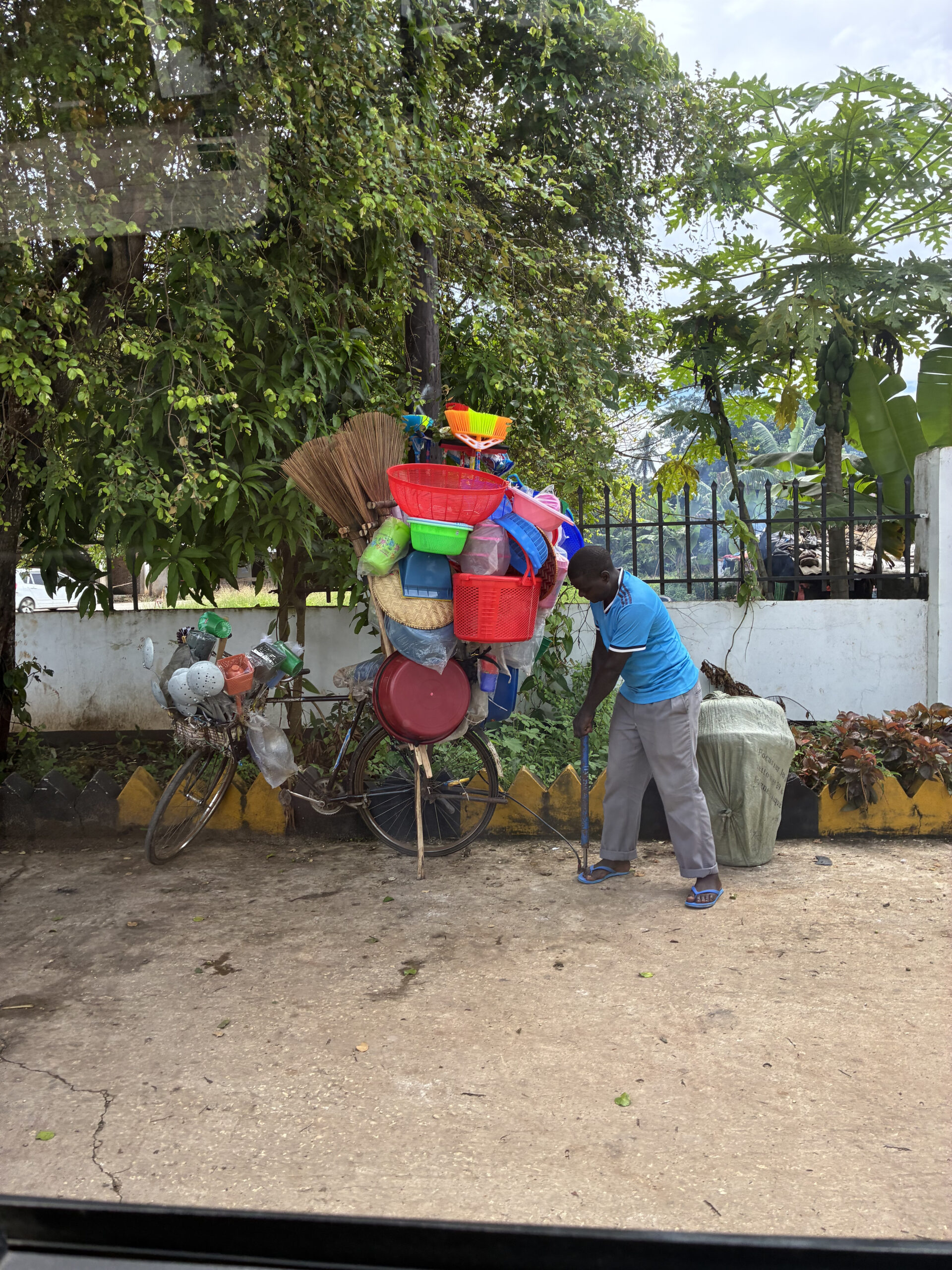 Straatverkoper met fiets vol kleurrijke spullen Zanzibar